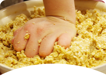 味噌作りをする園児の手元
