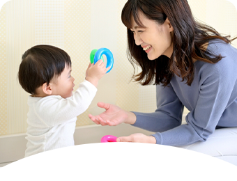 親子で遊ぶ様子