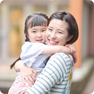 子どもを抱きしめる保育士
