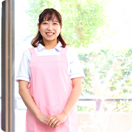 笑顔で立つ保育スタッフ