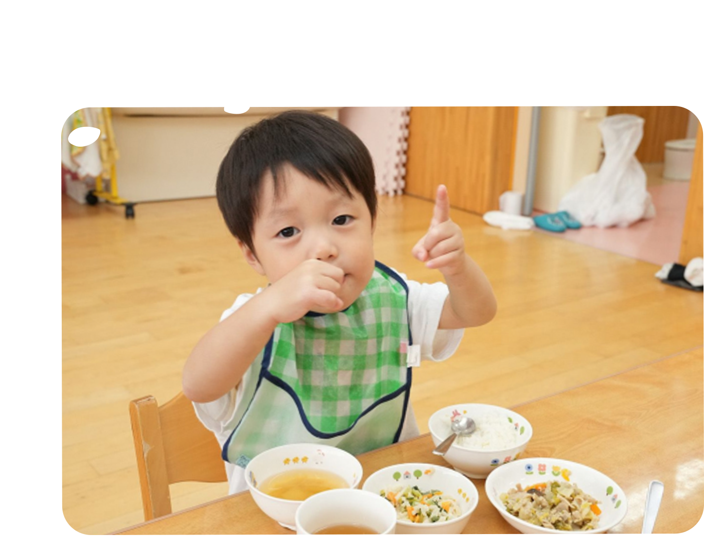 給食を食べる園児